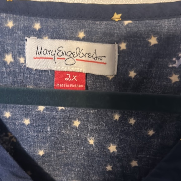 EUC Halloween scrub top - Picture 3 of 3